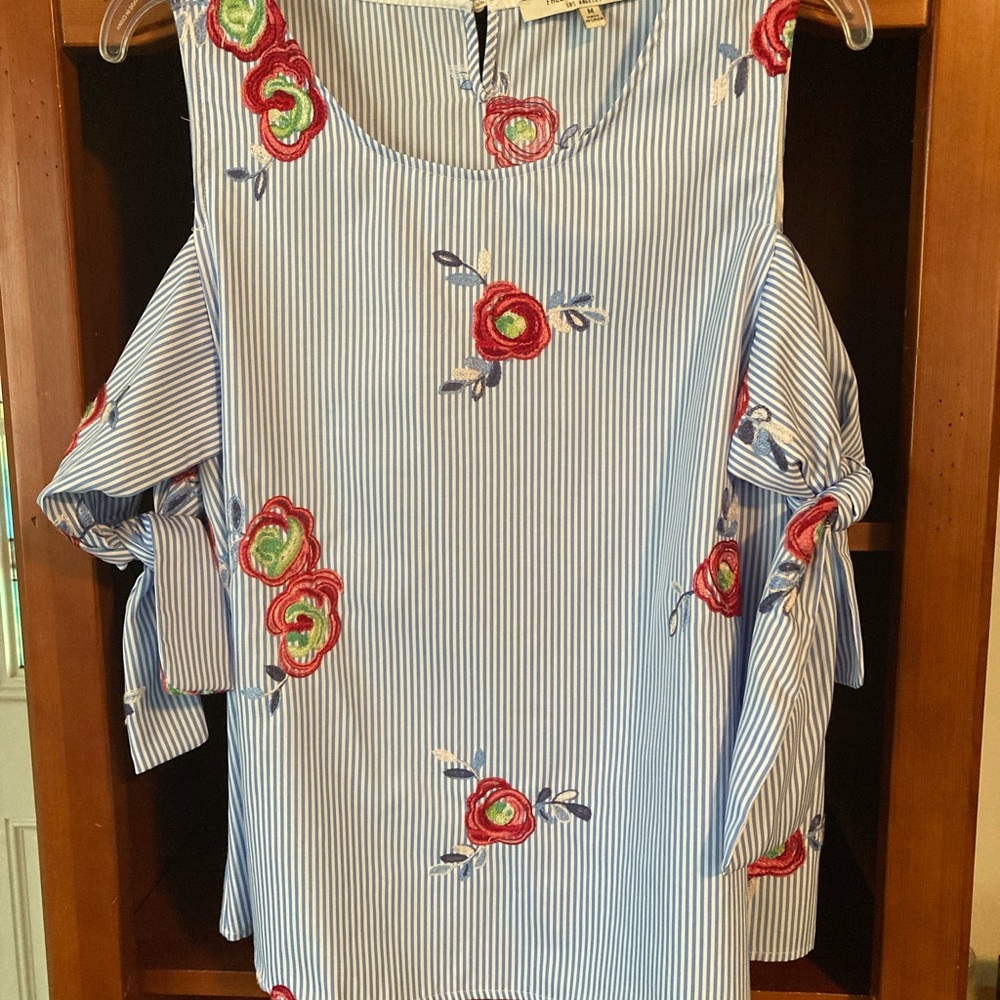 This is an adorable top perfect for the summer!